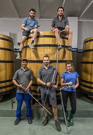 Winzer im Weinkeller Lammershoek