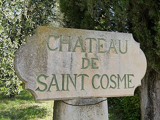 Eine Steintafel mit der Aufschrift Chateau de Saint Cosme