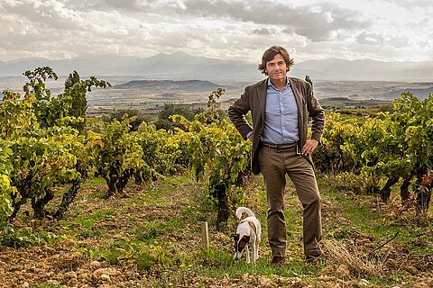 Telmo Rodriguez mit Hund auf dem Weinfeld