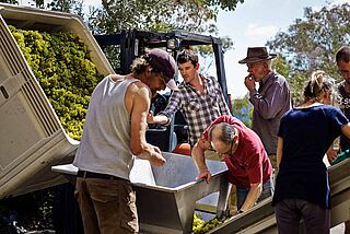 Arbeiter bei der Weinverarbeitung auf dem Weingut Giaconda