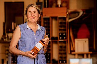 En vinbonde har vin i sin hånd