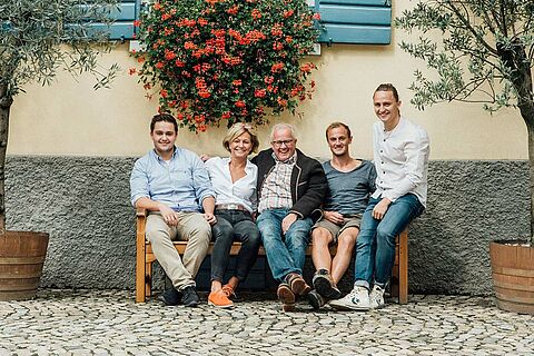 Familie vom Weingut Franz Keller im Portrait auf ihrem Weingut