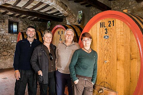 Winzerfamilie im Weinkeller