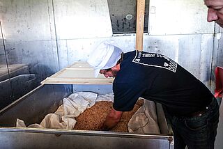 Mann bei der Herstellung von Sojasoße