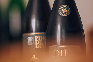 Schaumweinflaschen auf einem Tisch, bei einer Weinverkostung auf dem Schlossgut Diel Schaumweinflaschen des Weinguts Schlossgut Diel