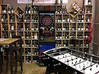 Weinregal mit Kickertisch