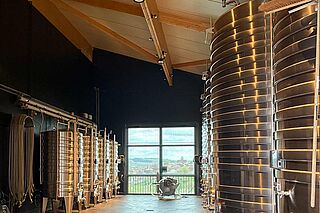 Weinkeller Champagne Clandestin mit Weintanks Weinkeller Champagne Clandestin mit Weintanks