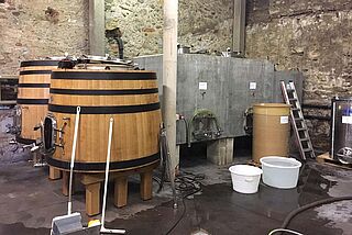 Keller mit Tanks und Fässern