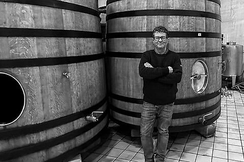 Winzer vor Weinfässern