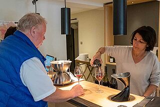 Heiner Lobenberg am Weinverkosten auf dem Weingut Janasse Heiner Lobenberg am Weinverkosten auf dem Weingut Janasse