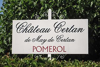 Schild auf dem Weinfeld des Weinguts Certan de May