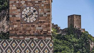 Ur på et slot i forgrunden, blå himmel