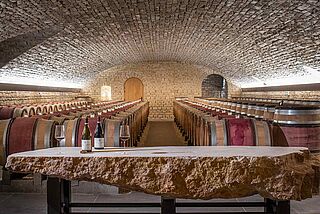 Weinkeller und Weinfaesser der Weinberge der Domaine des Lambrays