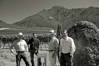 Winzer stehen in den Weinbergen vor Gewitter, schwarzweiß