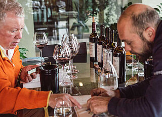 Weinprobe am Tisch mit Heiner Lobenberg