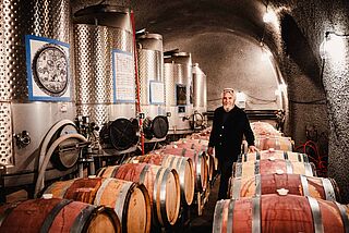 Der Winzer steht in seinem Weinkeller