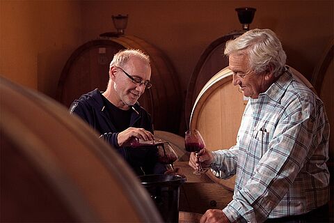 Die Winzer von Chateau de la Negly im Weinkeller