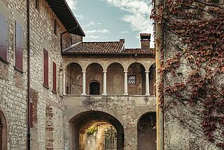 Burgbogen eines Steingebäudes bei dem Weingut Berlucchi