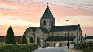 Eine Kirche in der Champagne, im Sonnenuntergang