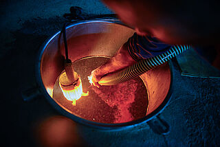 Arbeit im Keller beim Weingut Petrolo