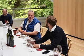 Heiner und Luca Lobenbeg bei einer Weinverkostung in Bordeaux Heiner und Luca Lobenbeg bei einer Weinverkostung in Bordeaux