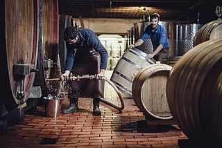 Jülg, Arbeit im Keller mit Fässern