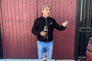 Vinmager: ved en smagning i baggården til Casa Castillo-vingården Vinmager: ved en smagning i baggården til Casa Castillo-vingården