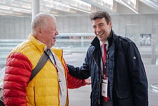 Heiner Lobenberg mit Winzer Jean Charles im Gebäude