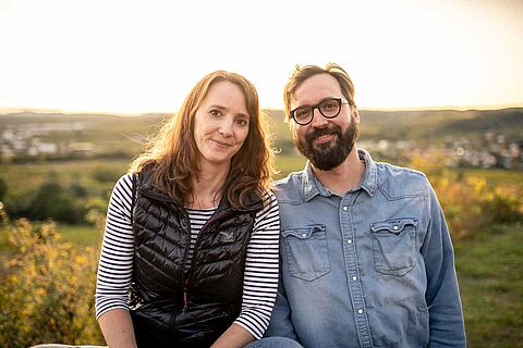 Jurtschitsch mit Frau im Weinberg bei Sonnenuntergang