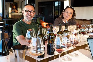 Winzer verkosten ein paar Weine