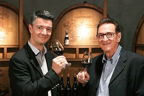 Etienne und Philippe Guigal im Weinkeller, Weinfass, Weinprobe