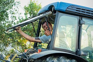 Mand i traktor på arbejde i vinmarken la Follonica Mand i traktor på arbejde i vinmarken la Follonica