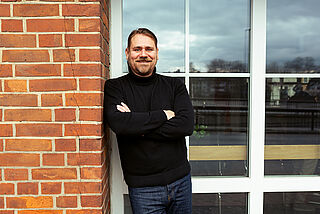 Winzer Markus Altenburger steht vor dem Lobenbergs Büro