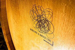Weinfass mit Logo von HM Lang