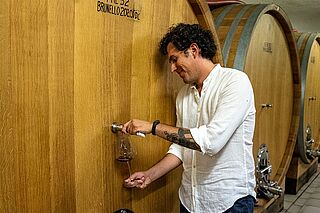 Winzer im Weinkeller