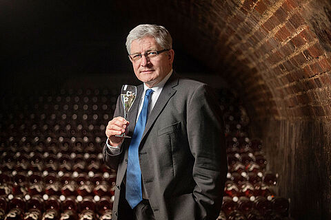 Winzer:in mit Weinglas im Weinkeller Perrier Jouet
