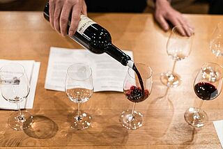 Weingläser auf einem Tisch, Weinverkostung