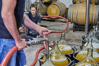 Aftapning af vin i kælderen