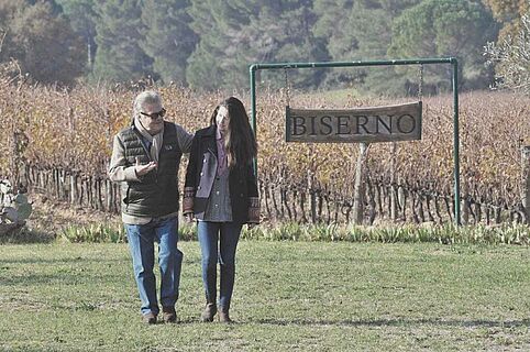 Tenuta di Biserno Winzer geht über Weinberg