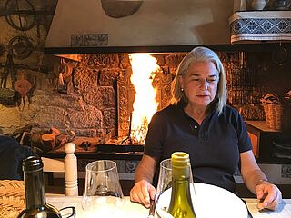 Beim Abendessen in der Küche mit offenem Feuer