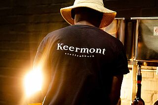 Person im Weinkeller Keermont