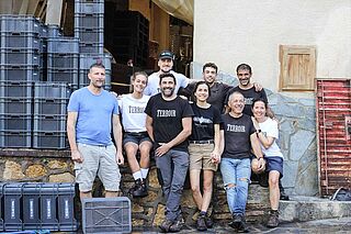 Team des Weinguts Terroir Sense Fronteres auf dem Hof Team des Weinguts Terroir Sense Fronteres auf dem Hof