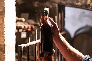 Eine der ältesten noch erhalten Flaschen im Bordeaux liegt im Keller von Coutet