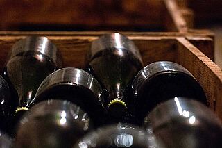 Weinlagerung von Weinflaschen im Weinkeller Suenen Weinlagerung von Weinflaschen im Weinkeller Suenen