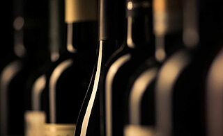 Verschiedene Weinflaschen in einer Reihe stehend