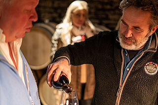 Jean Louis Trapet schenkt Wein ein