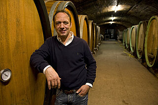 Markus Molitor foran tønden i kælderen