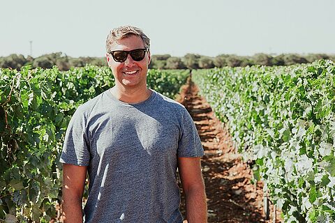 Der Winzer Agricole Vallone auf einem Weinberg