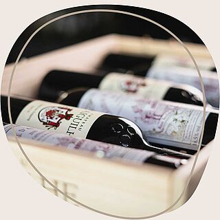 Eksklusive vine i en trækasse