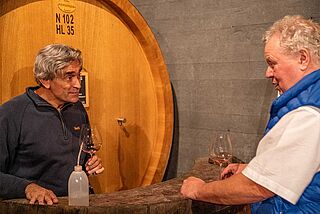 Weinprobe bei Vietti vor einem Weinfass